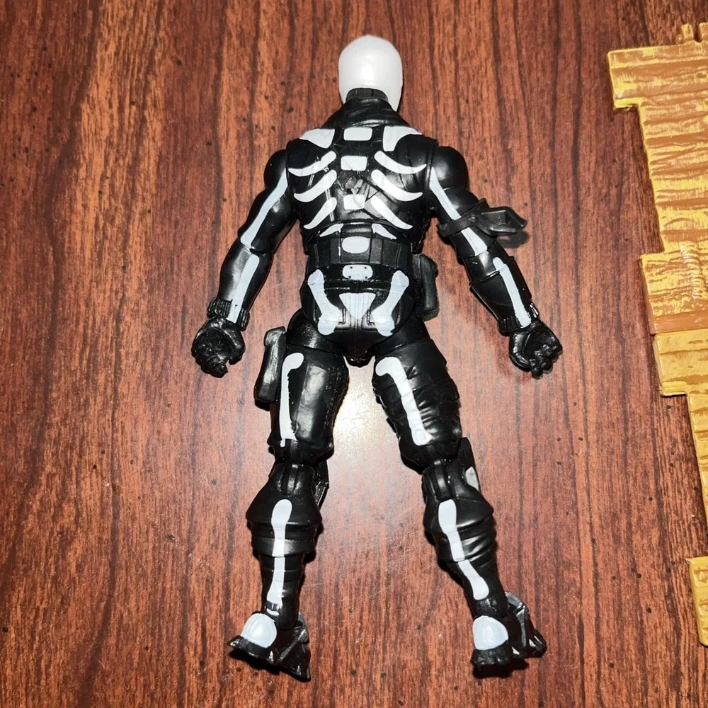 4-inch Fortnite Solo Mode Teknique & Skull Trooper, 2 Pc Wood Building Materials